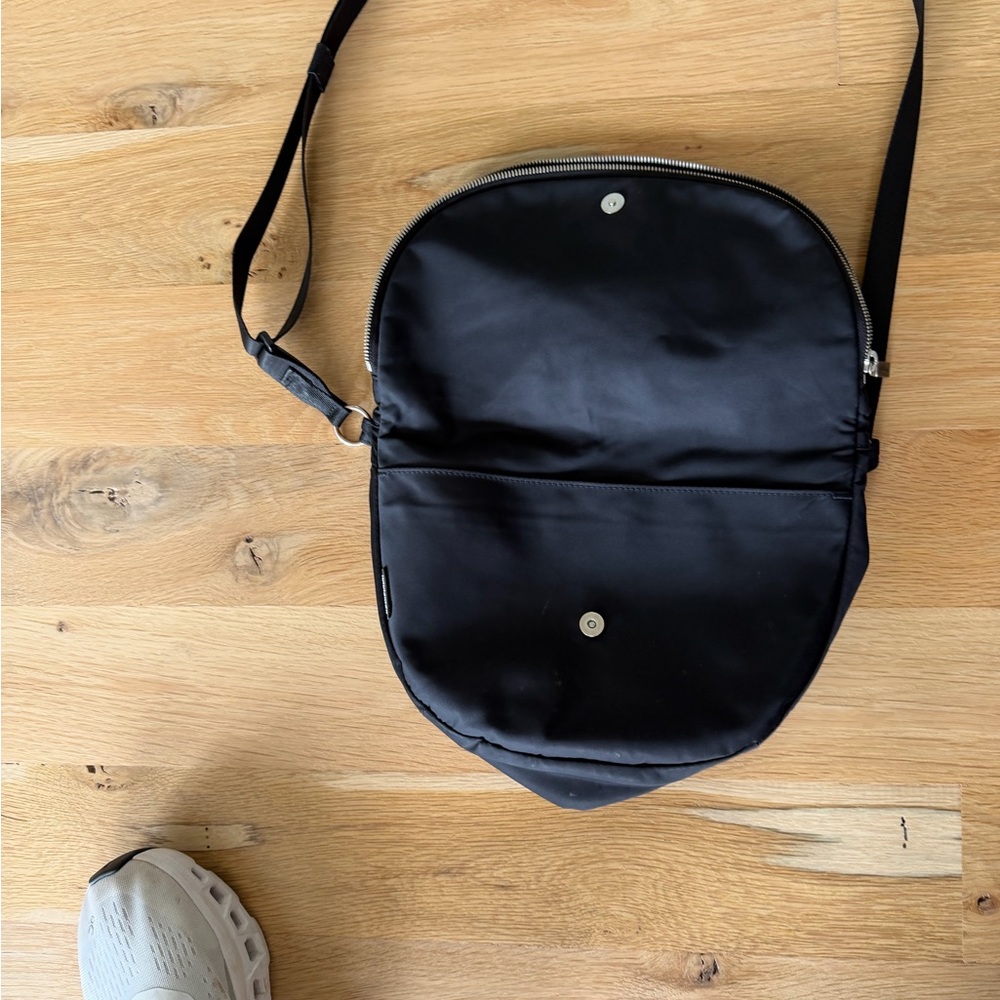 lululemon athletica Black Crossbody Bag - Picture 2 of 3